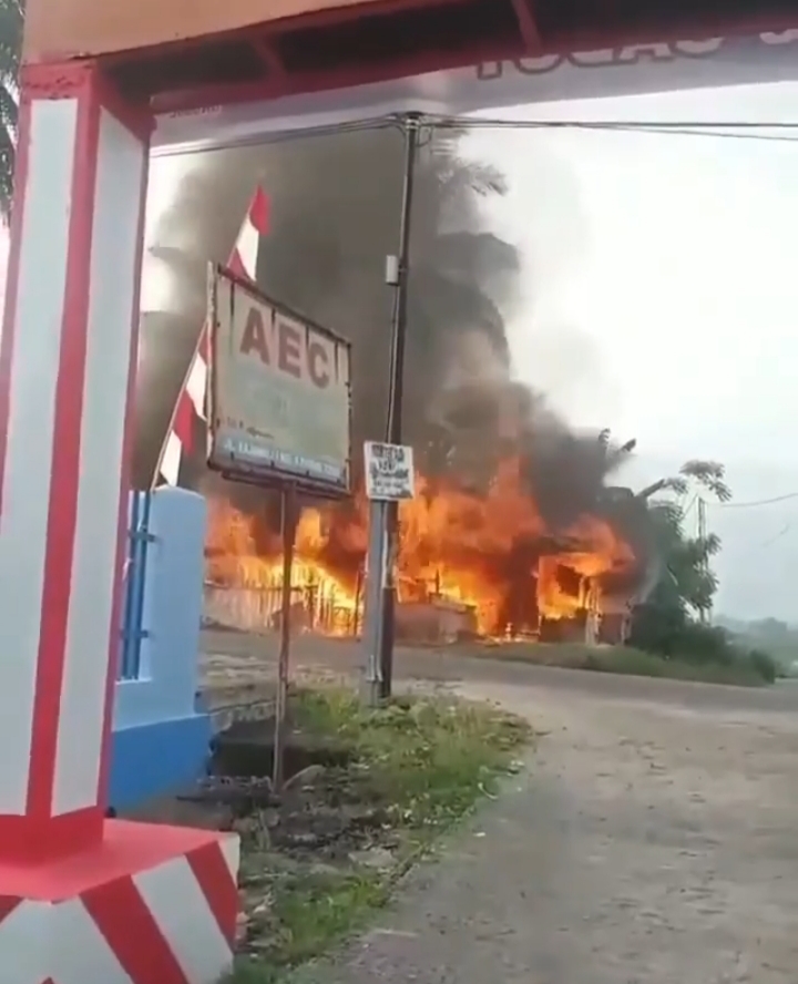 Ditinggal Pergi Antar Anak Sekolah, Satu Unit Rumah di Limau Manis Ludes Dilahap Si Jago Merah
