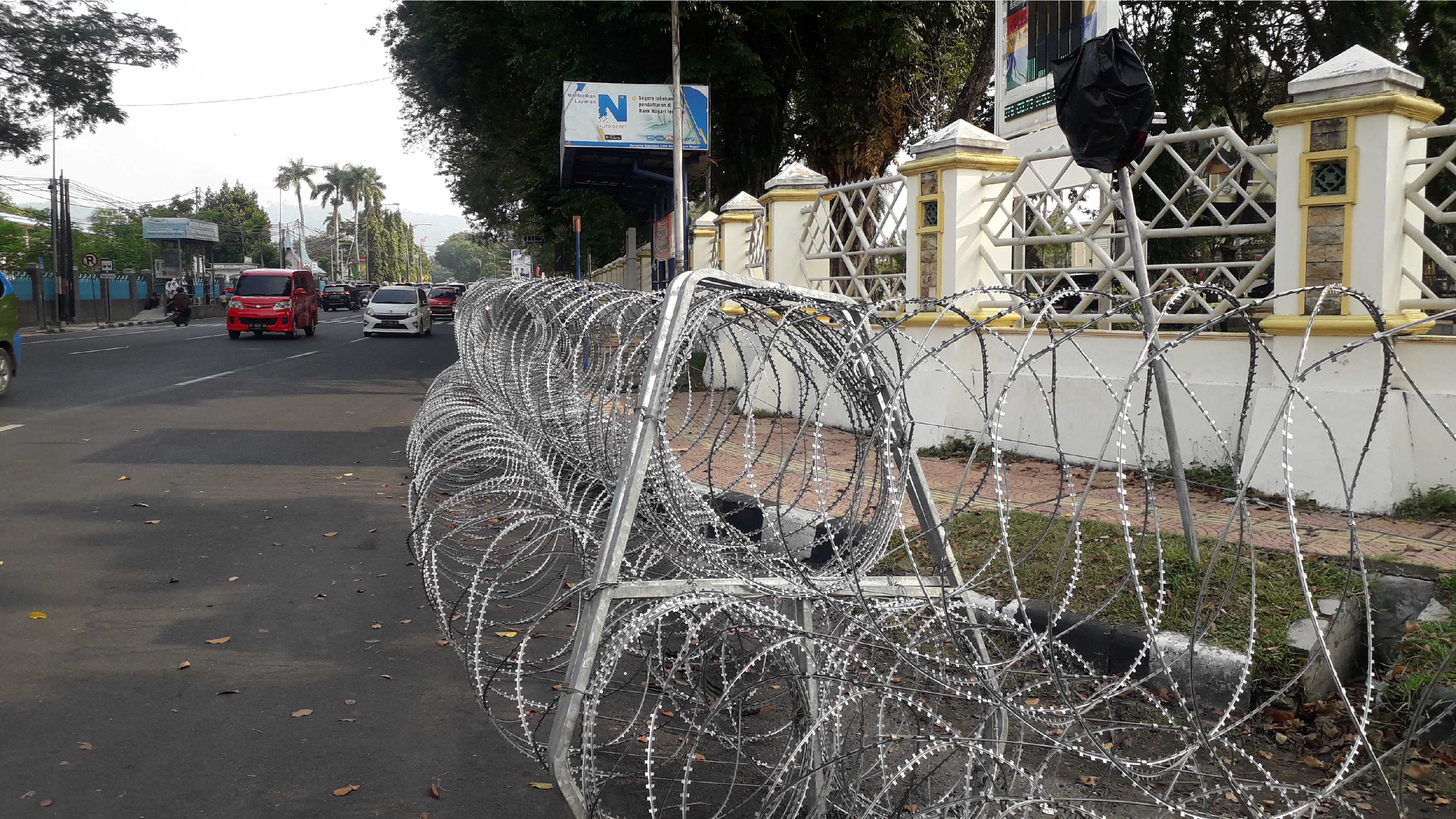 Antisipasi Demo Ricuh, Polisi Pasang Barrier di Depan Kantor Gubernur