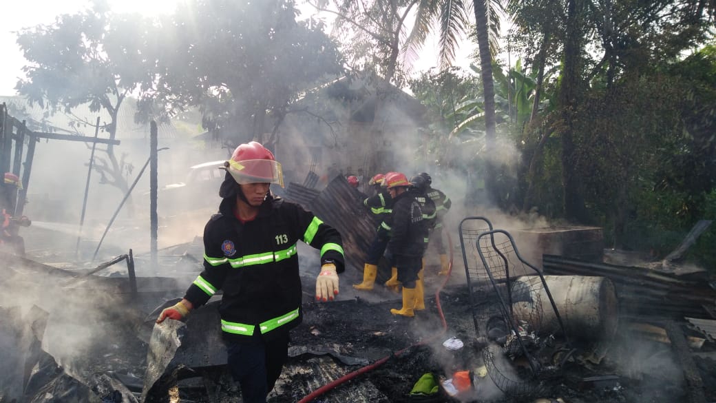 Damkar Rumah Yang Terbakar di Limau Manis Merupakan Tempat Penjualan Ayam Potong