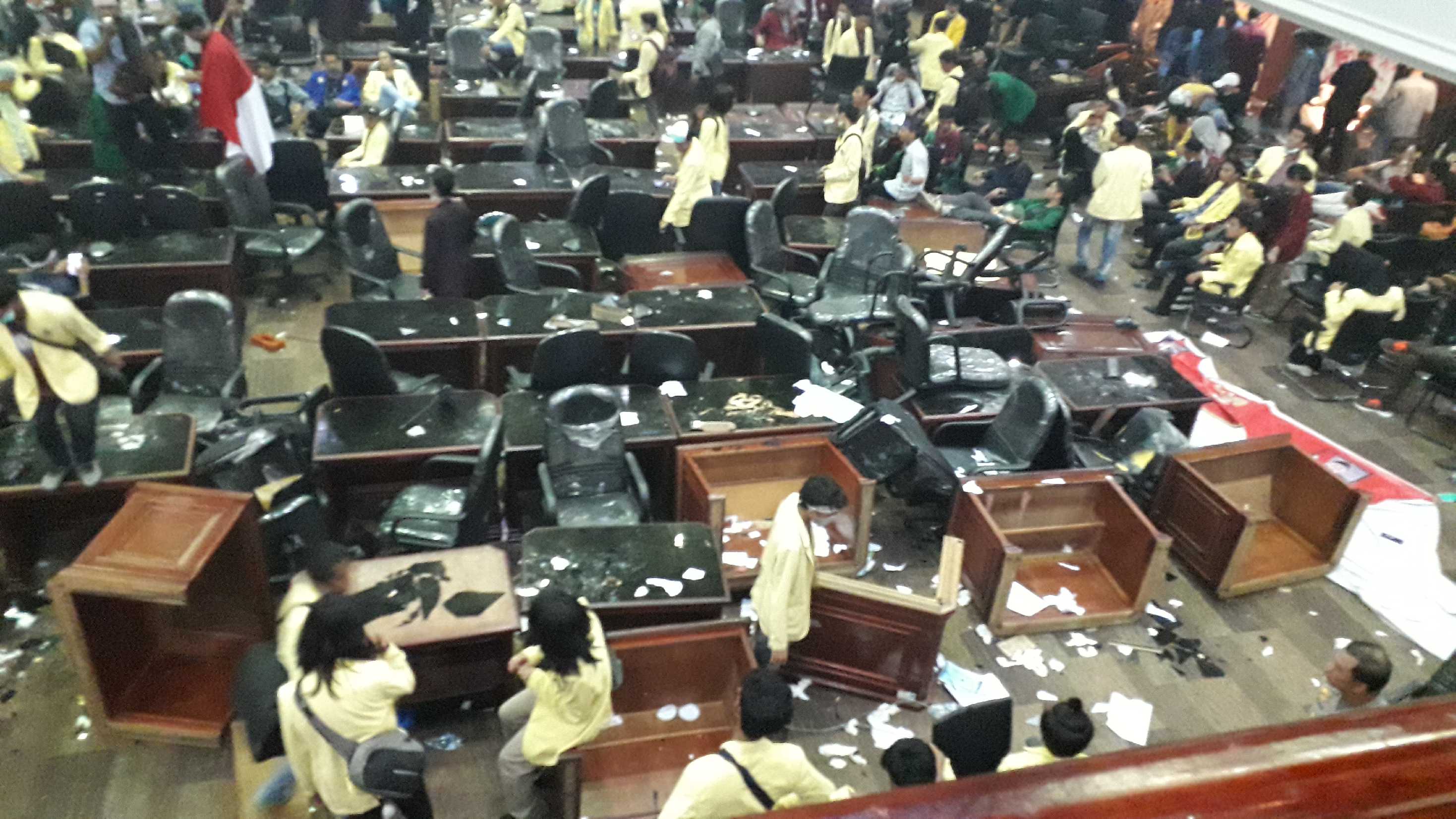 Demo Di DPRD, Massa Coret dan Rusak Fasilitas Gedung