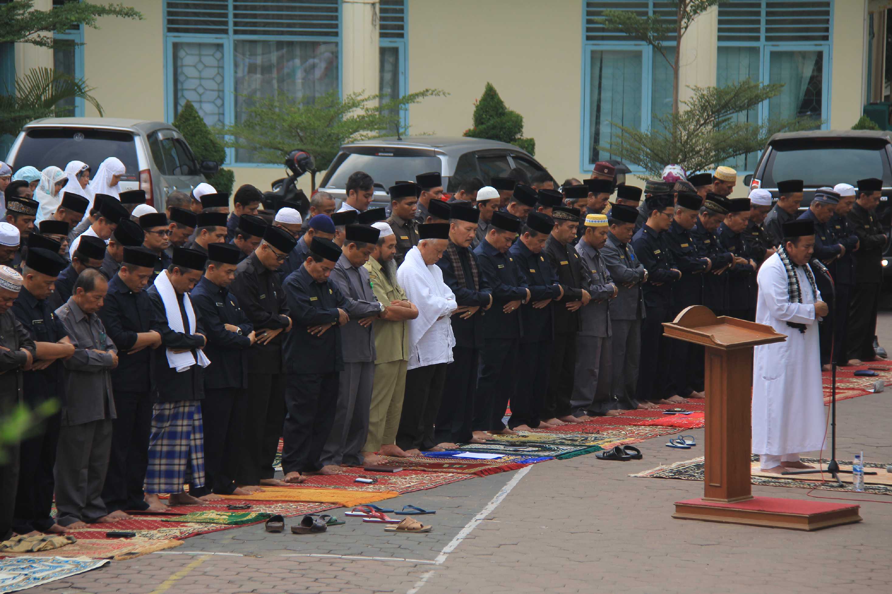 Gerimis Turun Usai Shalat Istiqa Di Halaman Kemenag Sumbar