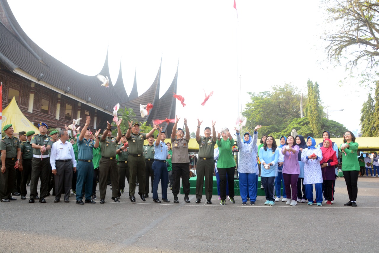 Menyambut HUT TNI Ke 74, Dharma Pertiwi Daerah A Menggelar Lomba PBB Tingkat SMP dan SMA se-Sumbar