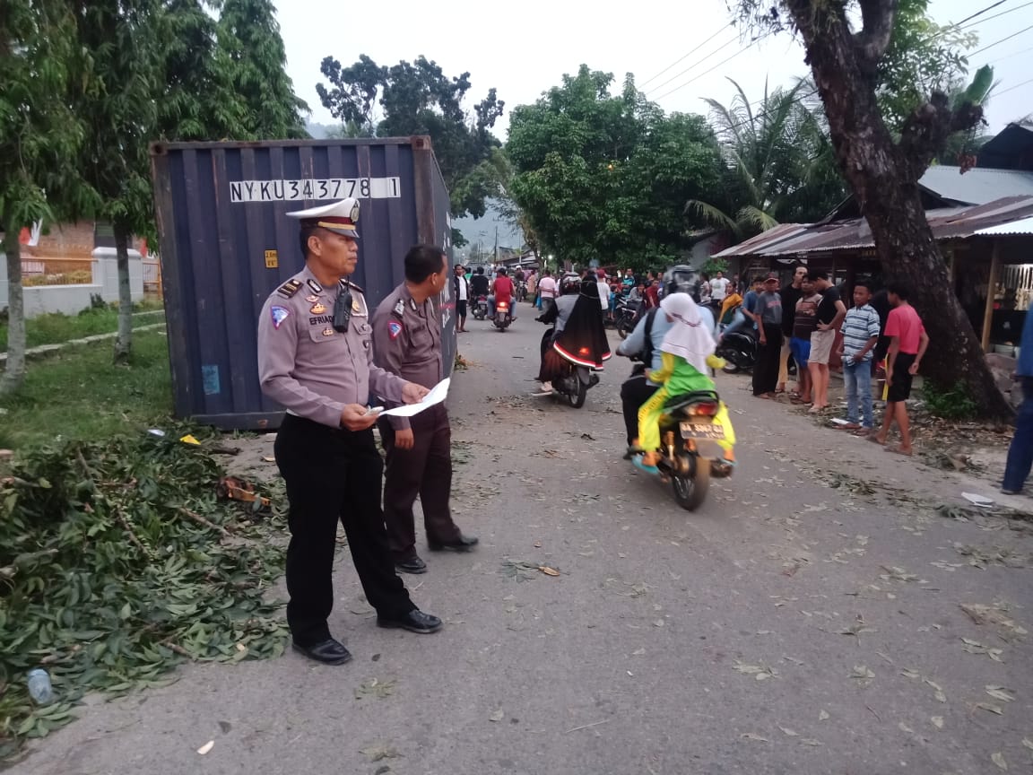 Tabrak Pohon, Kontainer Jatuh Timpa Mobil dan Pengendara Motor
