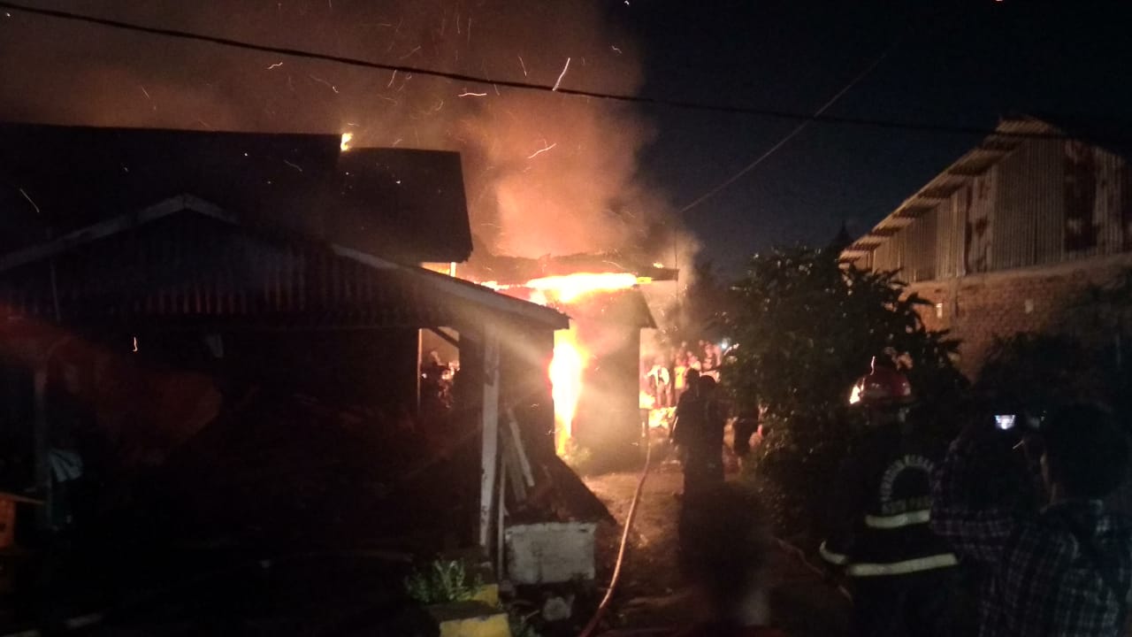 Satu Rumah Tiga KK di Purus di amuk Si Jago Merah