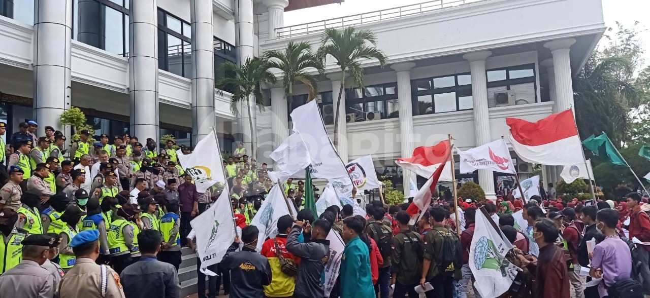 Tolak RUUPKS, AMPU Gelar Aksi di DPRD Sumbar