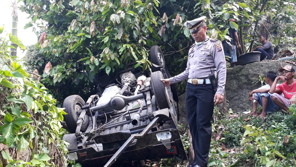Di Seruduk Mikro Bus, Pick Up Masuk Jurang