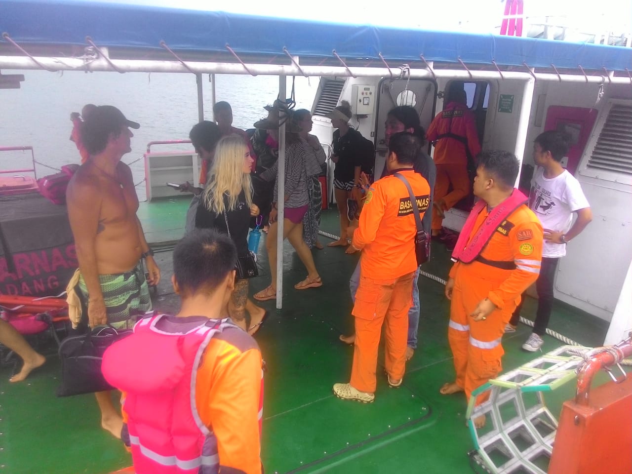 Tabrak Karang, Wisatawan Terdampar Di Pulau Pandan Padang