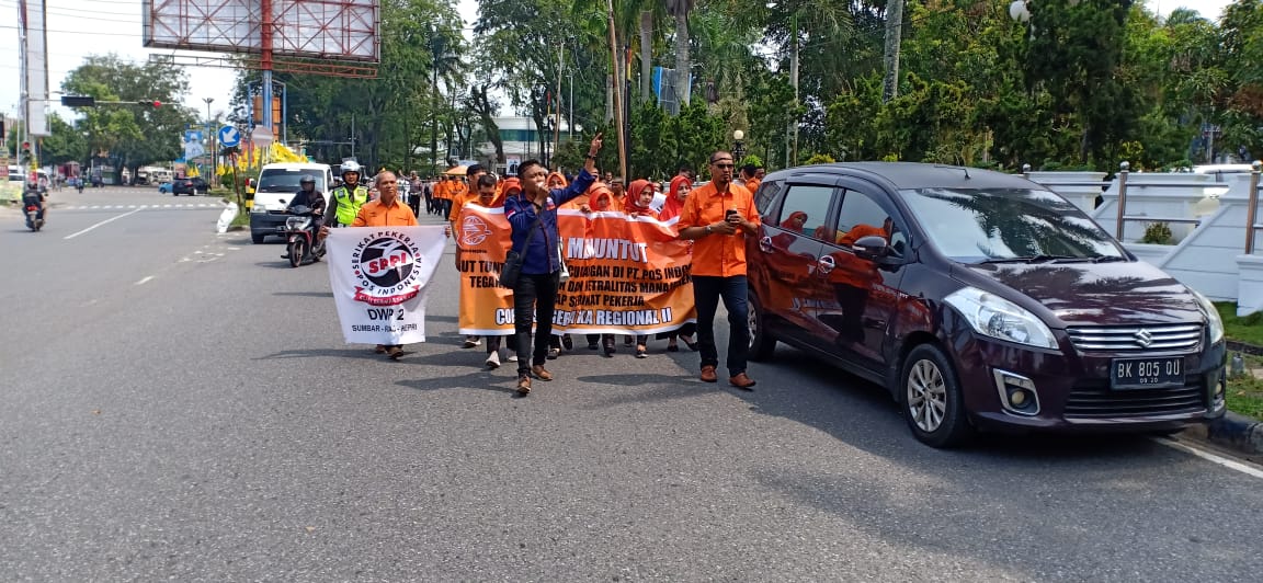 Kecewa Dengan Kinerja Direksi, Karyawan PT. Pos Indonesia Demo Ke Kantor DPRD Sumbar