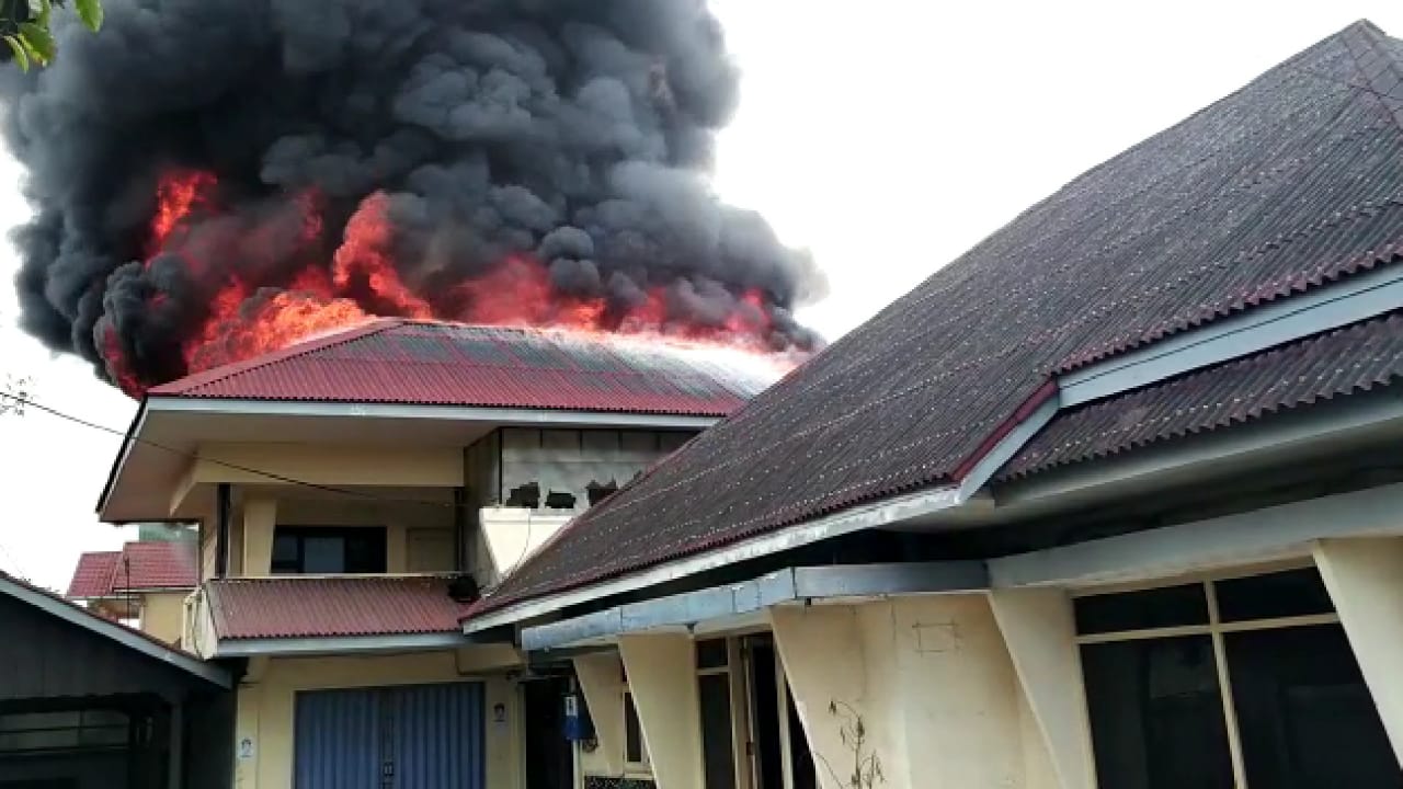 PT. TKA Terbakar, 6 Unit Armada Damkar Diturunkan