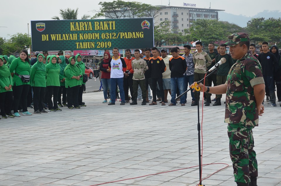 Jaga Kebersihan Pantai, IARMI, Kodim 0312/Padang dan Komunitas Sungai dan Pantai Sumbar Gelar Bakti Sosial