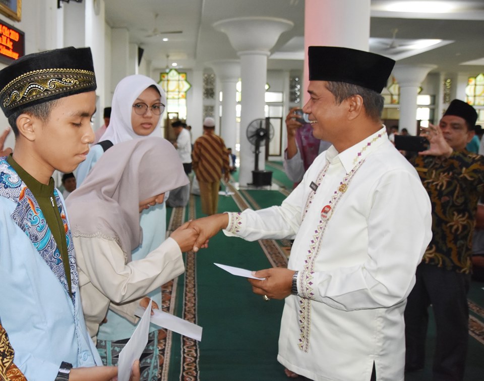 Sekda Amasrul Beri Reward 10 Siswa Pemenang Lomba Pentas PAI Tingkat Sumbar 2019