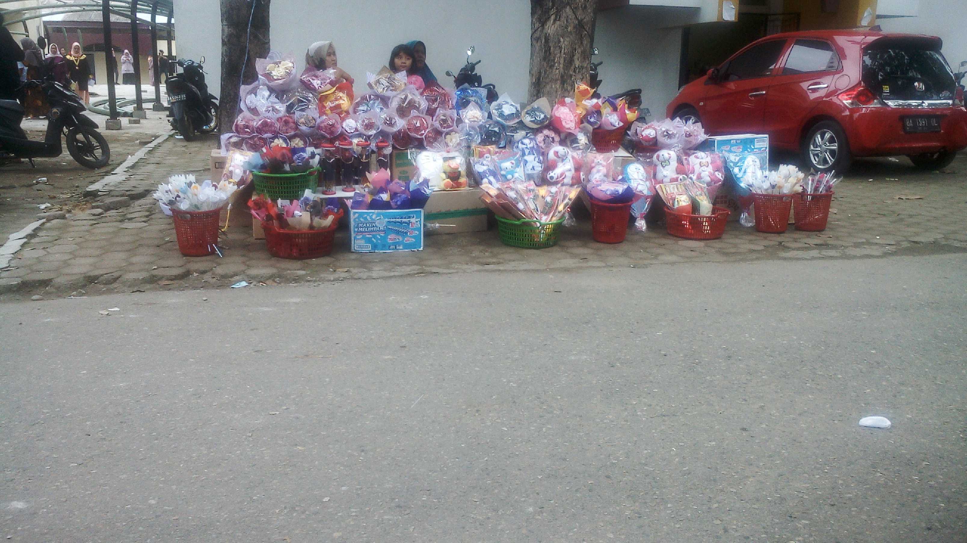 UIN IB Gelar Wisuda, Pedagang Bunga Maraup Untung