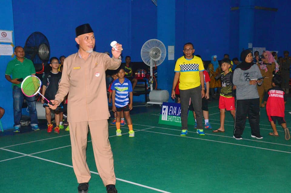 425 Atlet Ikuti Turnamen Badminton Walikota Padang Cup 2019