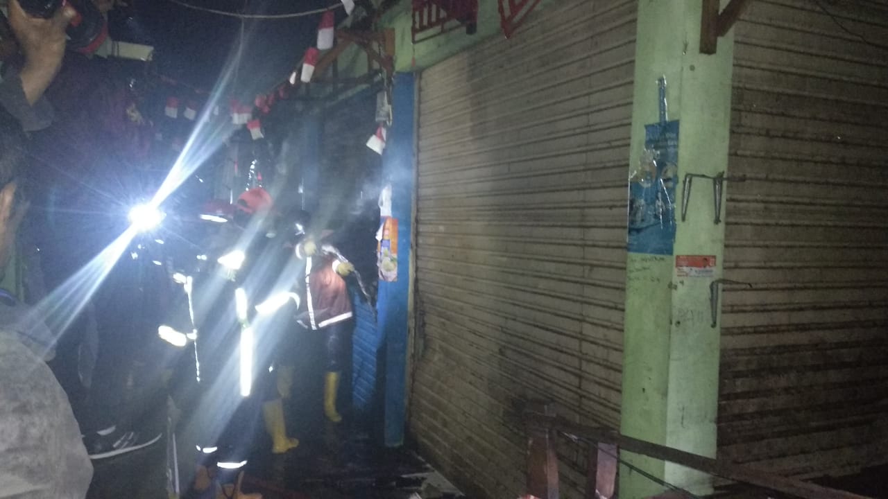 Empat Petak Toko Di Pasar Raya Blok I Hangus Terbakar