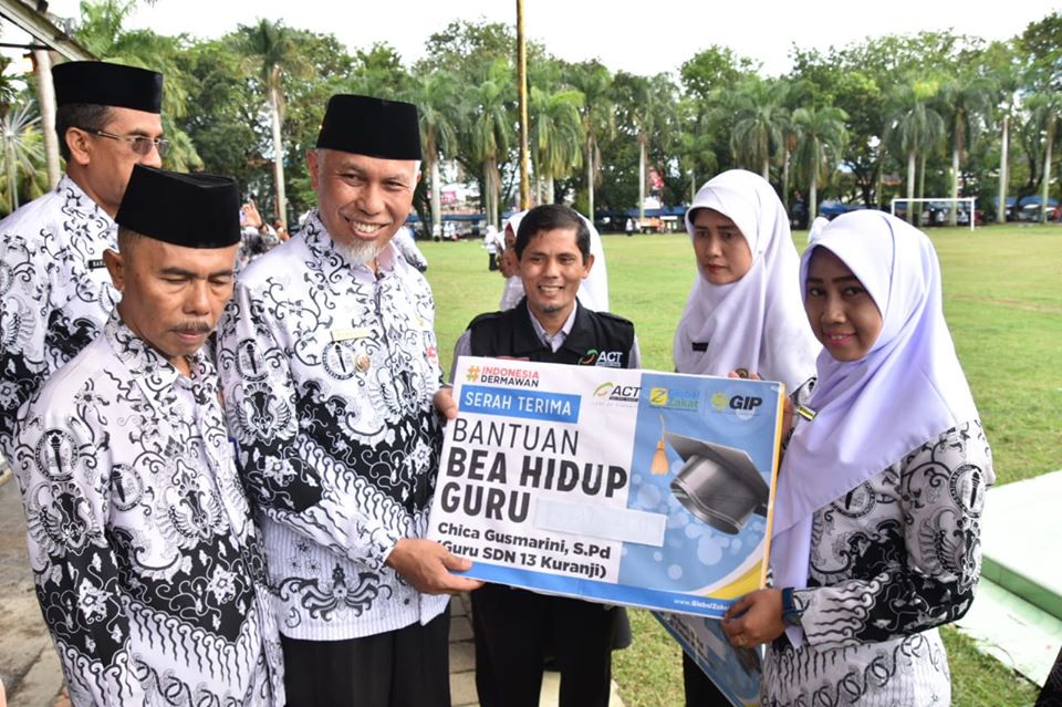 Padang Peringati HGN dan HUT PGRI Ke-74, Walikota Ingatkan Guru Agar Terus Berinovasi