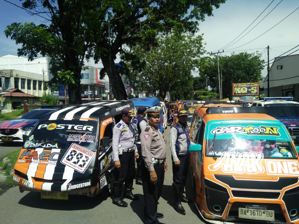 Razia Angkot, Polisi Kandangkan 12 Angkot Tanpa Surat-Surat