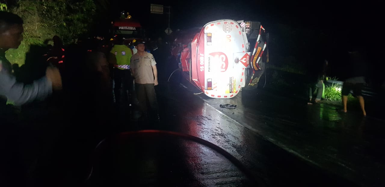 Truk Tangki Rebah Kuda, Sitinjau Lauik Lumpuh Hingga 7 Jam