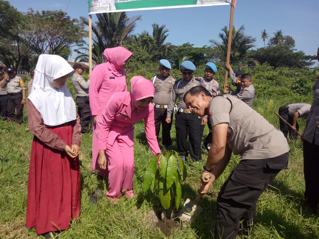 Peduli Lingkungan, Polresta Padang Tanam Seribu Pohon
