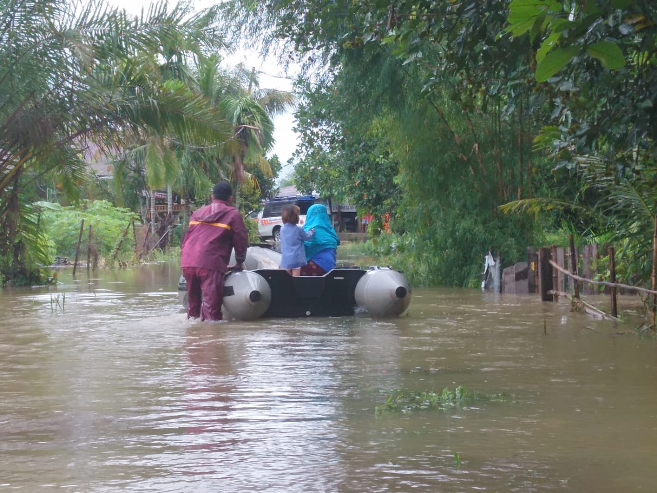 Hujan Lebat Sejak Sore Hingga Malam Hari, Kota Padang Kebanjiran, Satu Keluarga Dievakuasi