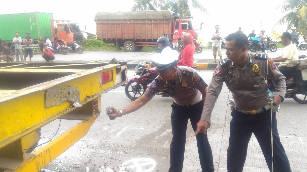 Pick Up Seruduk Truk Kontainer, Satu Orang Meninggal