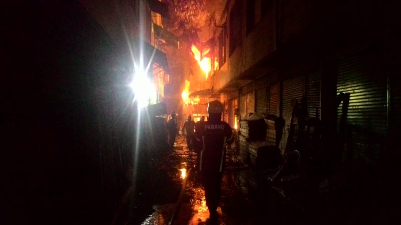 Los Baro Pasar Raya Padang Membara, 6 Unit Bangunan Ludes Terbakar