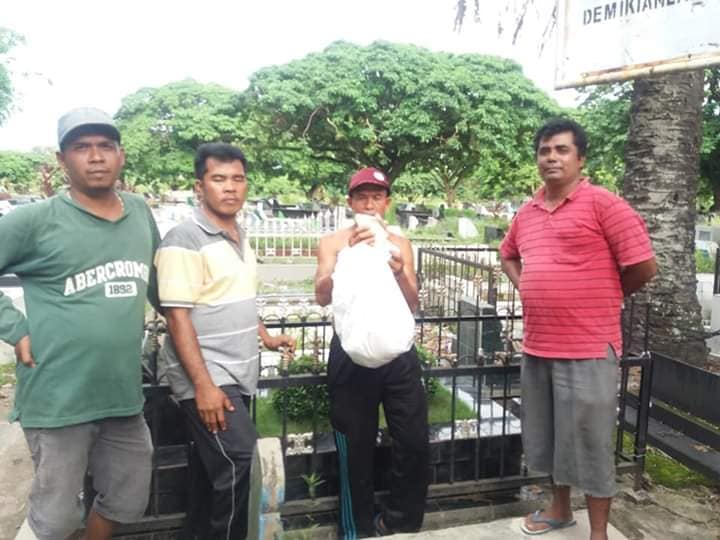 Terima Nasi Bungkus dari Baznas, Penggali Kuburan Minta Bantuan Cakul, Skop dan Sepatu Boot