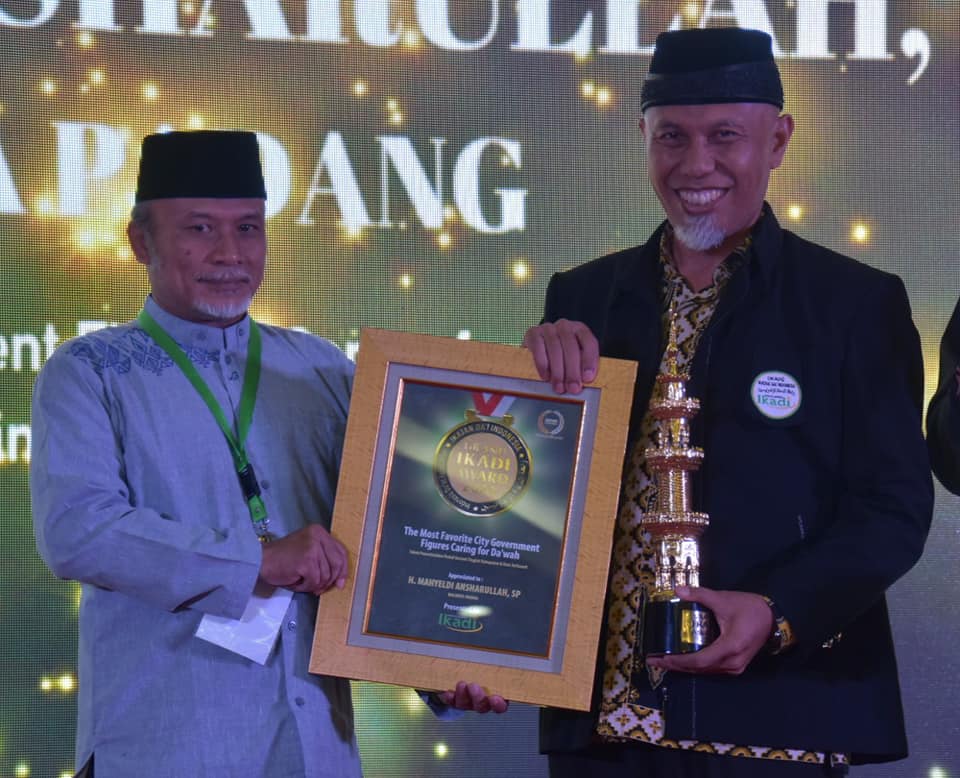 H. Mahyeldi dan Anies Baswedan Terima Penghargaan Grand IKADI Award 2020