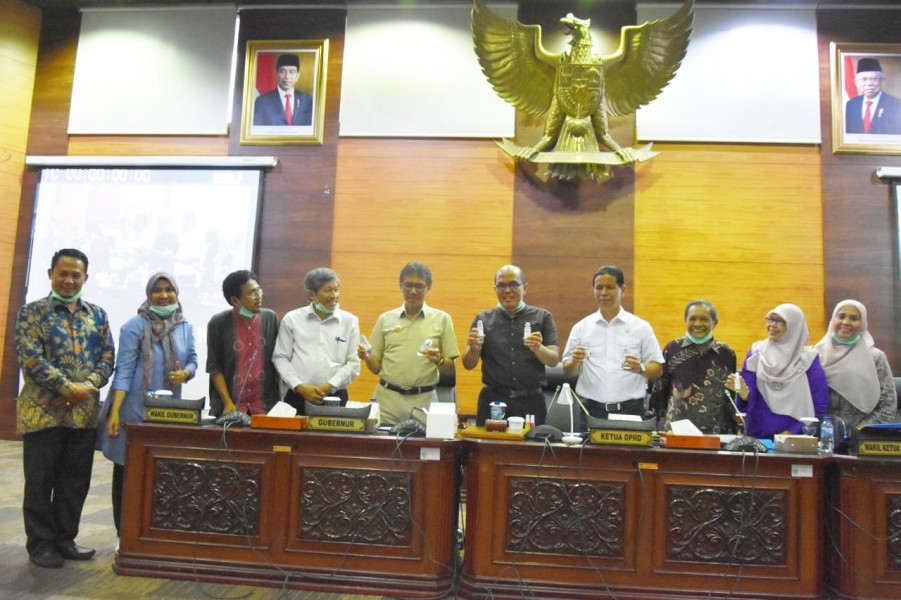Kerjasama IKA UNAND dan DPRD Sumbar Hasilkan 4000 Hand Sanitezer
