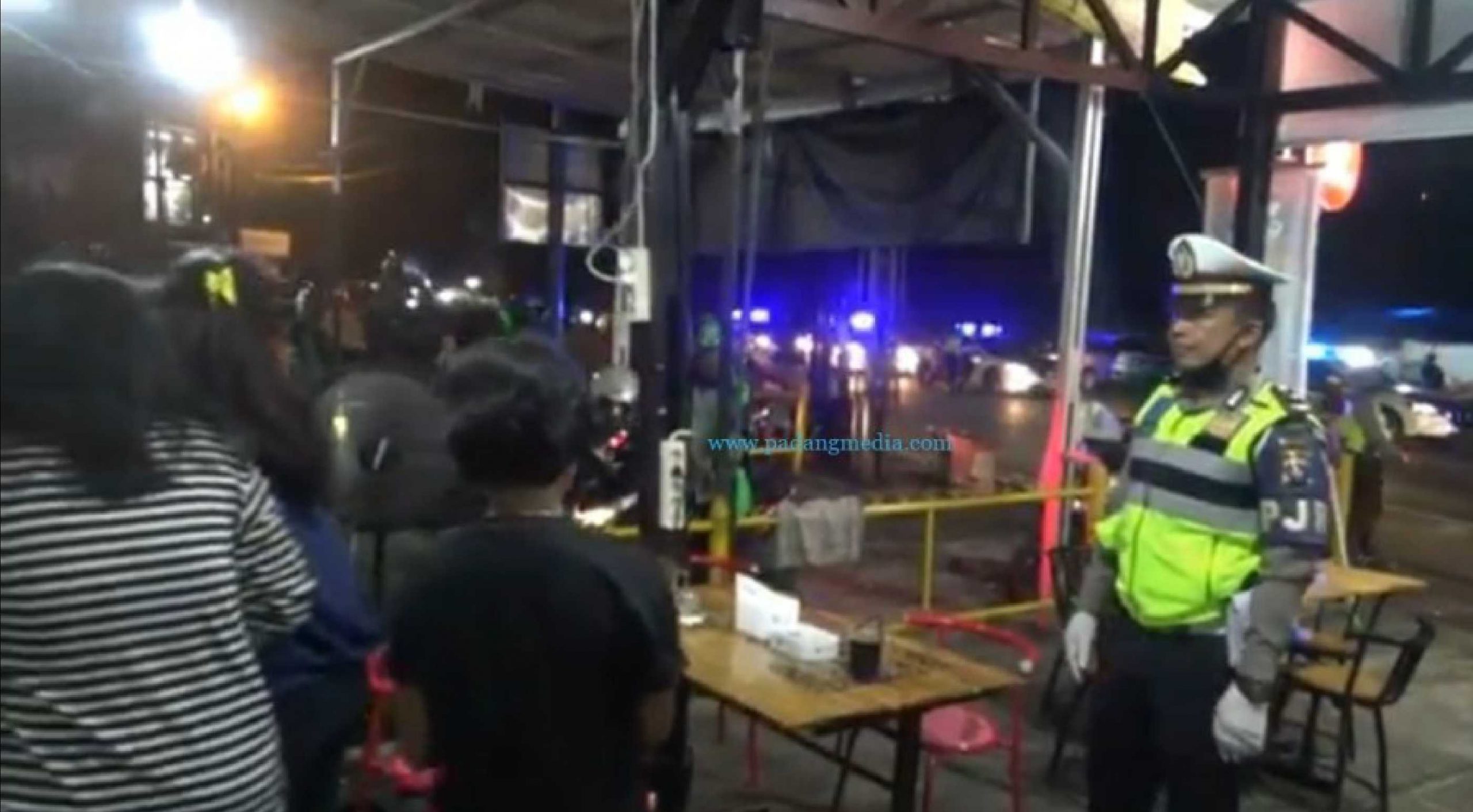 Social Distancing Covid-19, Polisi Bubarkan pengunjung Pantai Padang