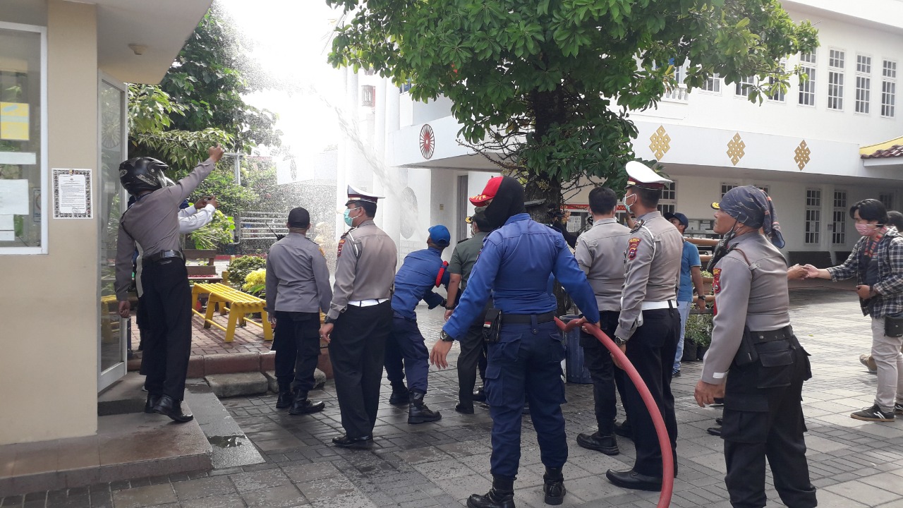 Polresta Padang Bersama Forkopimda Kota Padang Lakukan Penyemprotan Disinfektan