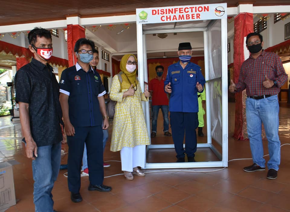 Bantuan Covid-19 Terus Mengalir, UBH dan Koperasi Saudagar Minang Raya Serahkan 2 Bilik Disinfektan