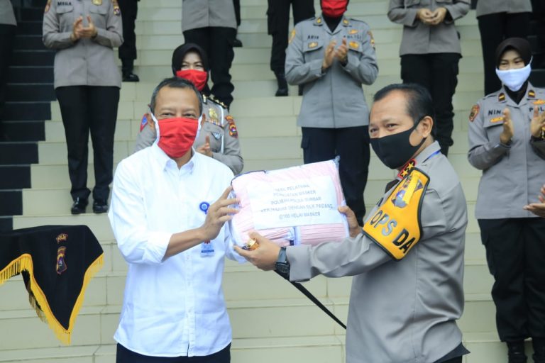 Kapolda Sumbar Terima Masker Hasil Pelatihan Personel Polwan di BLK Padang