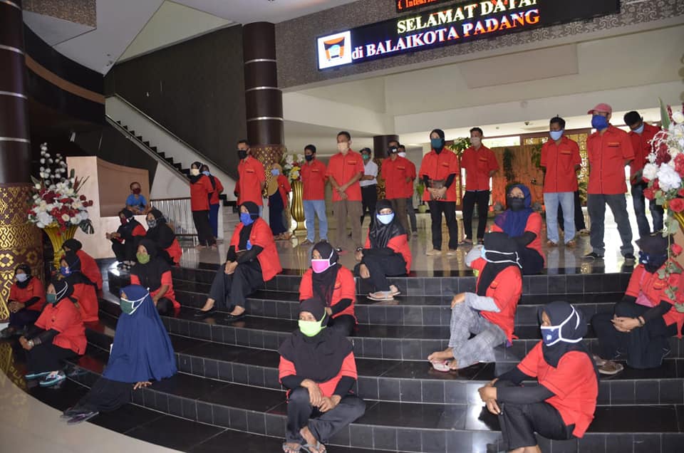 Peduli Dampak Covid-19, CS Di Kantor Balaikota Terima Bantuan Sembako Dari IKAPTK Padang