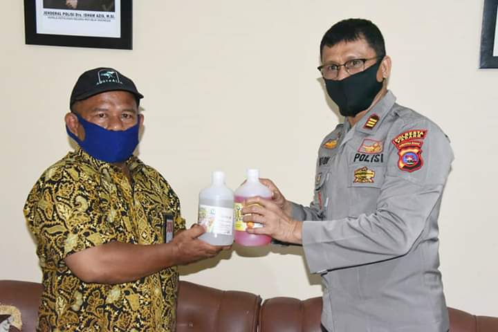 SMK-SMAK Padang Bagikan Hand Sanitizer ke Petugas Posko PSBB