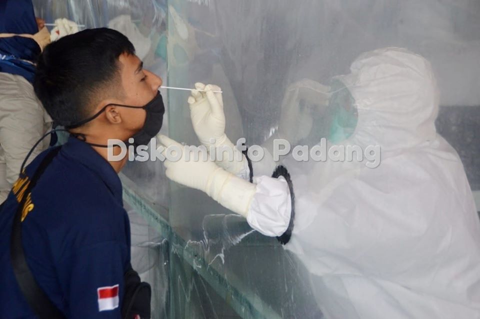 Kadiskes: 1.200 Lebih Pedagang Pasar Raya Padang Tes Swab