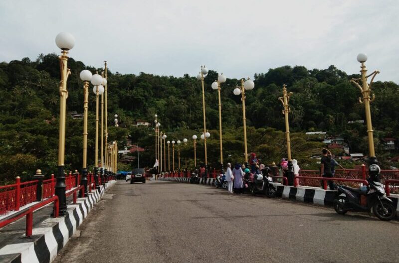 Kota Padang memiliki ikon jembatan yag tak kalah menarik, namanya jembatan Siti Nurbaya yang berada di Jalan Nipah, Batang Arau, Kota Padang bagian Selatan