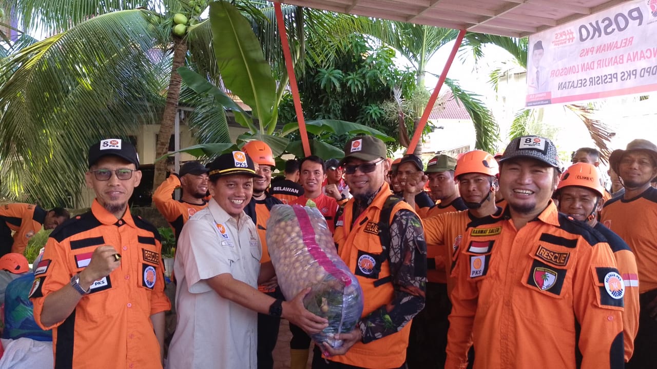 PKS Peduli Dampak Banjir di Pesisir Selatan: Membawa Kebaikan dan Meringankan Beban