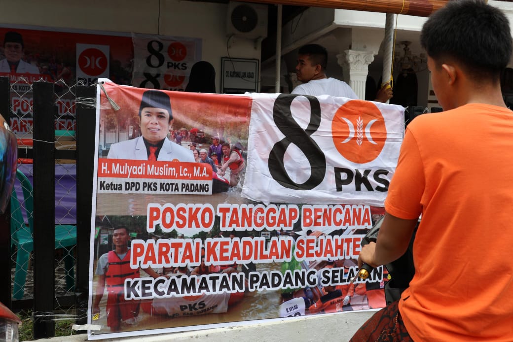 DPC PKS Padang Selatan Dampingi Dua Ibu Hamil Korban Kebakaran yang Alami Trauma