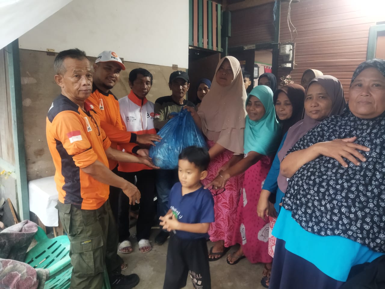 PKS Padang Dirikan Dapur Umum di Beberapa Titik untuk Bantu Warga Terdampak Banjir