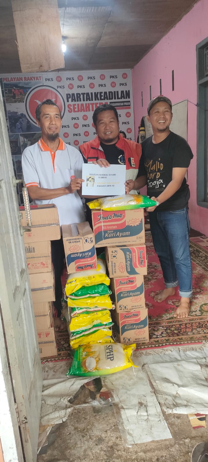 PKS Kota Padang Salurkan Seribuan Paket Nasi Bungkus dan Bantuan Sembako untuk Korban Banjir