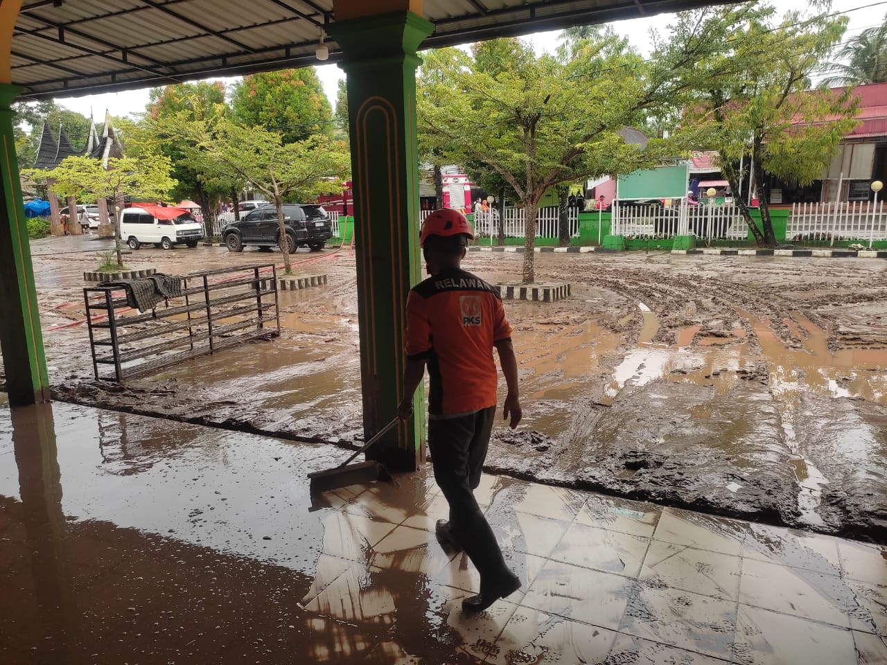 Kepanduan PKS Koto Tangah on Action: Bersih-Bersih Masjid Raya Balai Gadang