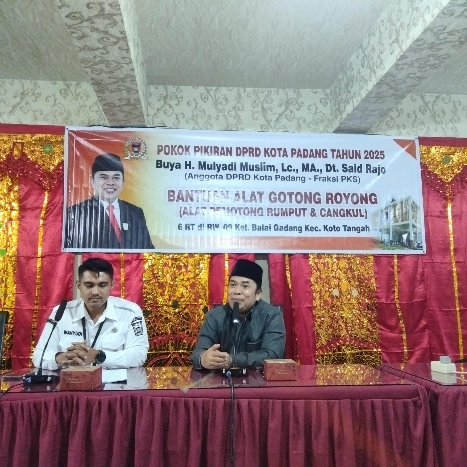 Anggota DPRD Kota Padang Buya Mulyadi Muslim Salurkan Alat Gotong Royong untuk Warga Balai Gadang