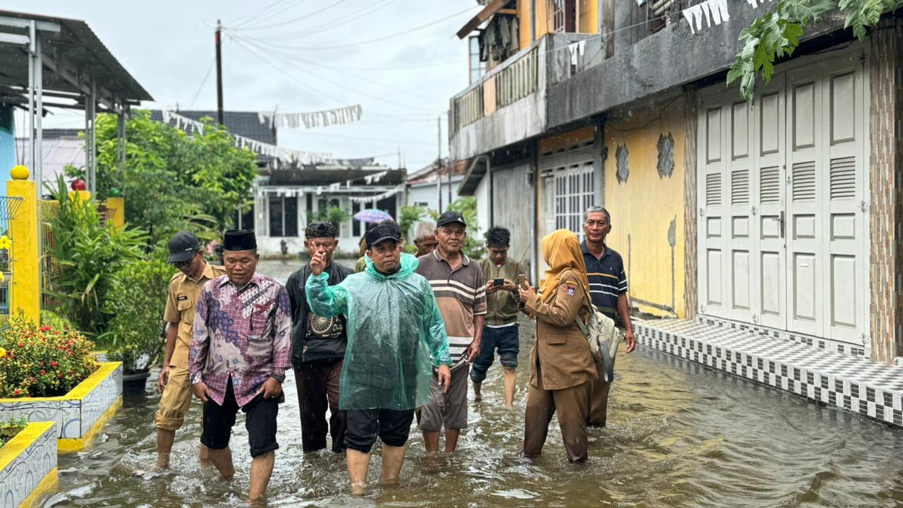 Ketua DPRD Muharlion Terjun Langsung ke Lokasi Banjir Koto Tangah