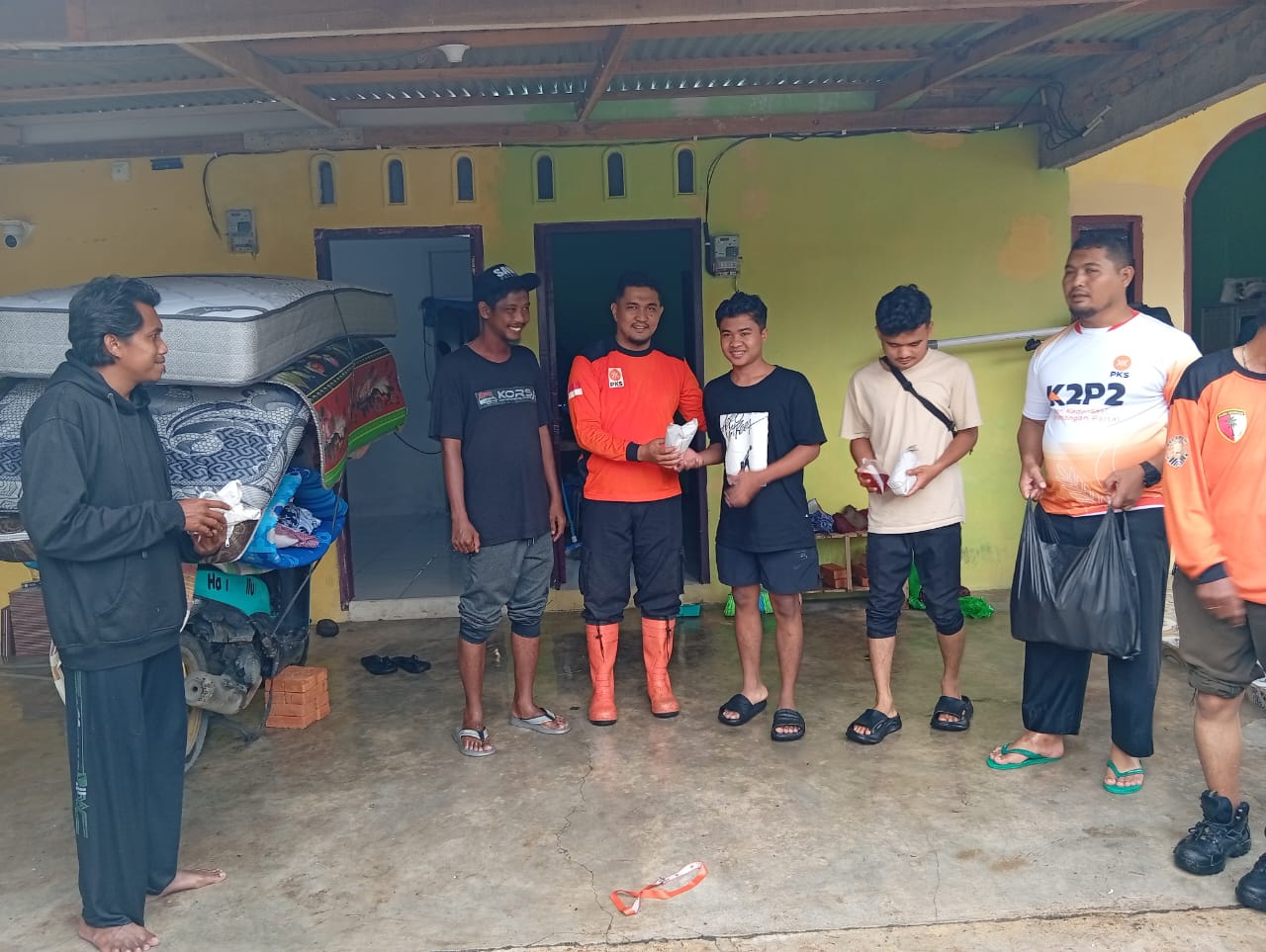 Respons Cepat Bencana, PKS Koto Tangah Salurkan 100 Nasi Bungkus untuk Korban Banjir Dadok Tunggul Hitam