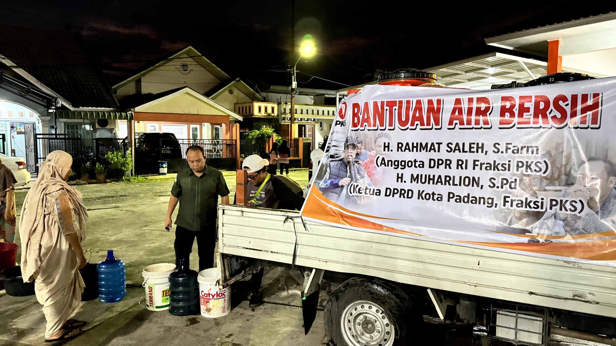 PDAM Mati, PKS Padang Salurkan Air Bersih untuk Masjid Jihad dan Warga Terdampak Banjir